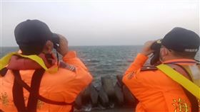 戰機失事現場風浪超大，海巡人員積極找尋戰機蹤影。（圖／翻攝畫面）