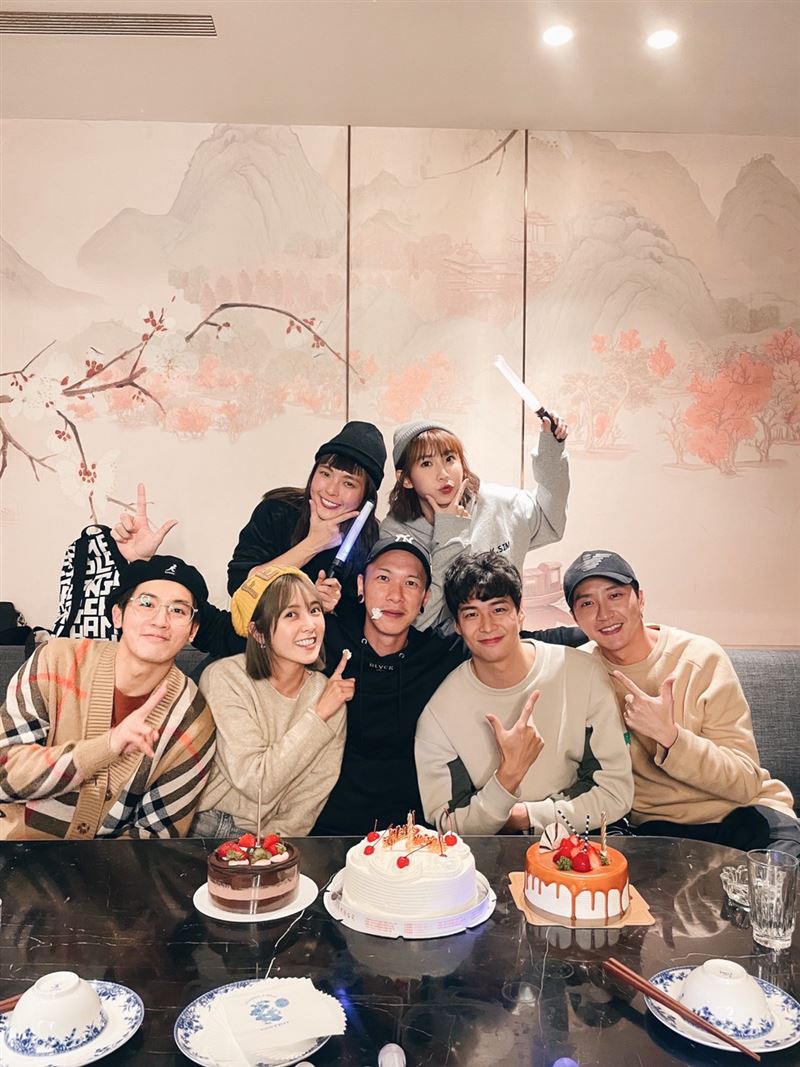 黃沐妍(後排左)曾與粿粿(後排右)合作《全明星運動會》、《全明星觀察中》。(圖/藝和創藝提供)