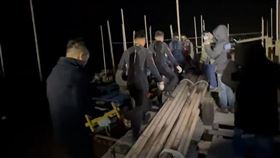 F-16V墜海飛官陳奕失聯，水下隊搜救出發 借用漁民膠筏出海勘查（圖／翻攝畫面）