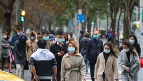 冷氣團南下  全台越晚越冷中央氣象局發布低溫特報，11日至14日受強烈大陸冷氣團或大陸冷氣團影響，各地天氣偏冷，11日下午起北部地區有局部攝氏10度以下氣溫，越晚越冷。中央社記者裴禛攝  111年1月11日