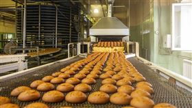 同事手滑按到開關　麵包廠女工「遭捲入攪拌機」噴血慘死；麵包工場　示意圖／Pixabay