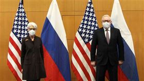 俄羅斯副外長雷雅布可夫（右）與美國副國務卿雪蔓（左）10日進行數小時談判。（圖／翻攝自twitter.com/mfa_russia）
