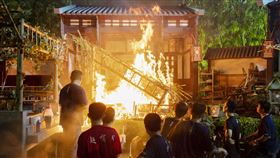 《素還真》幕後工作照01-為求畫面寫實感，火燒情節不惜燒毀片中重要場景。（圖／威視提供）