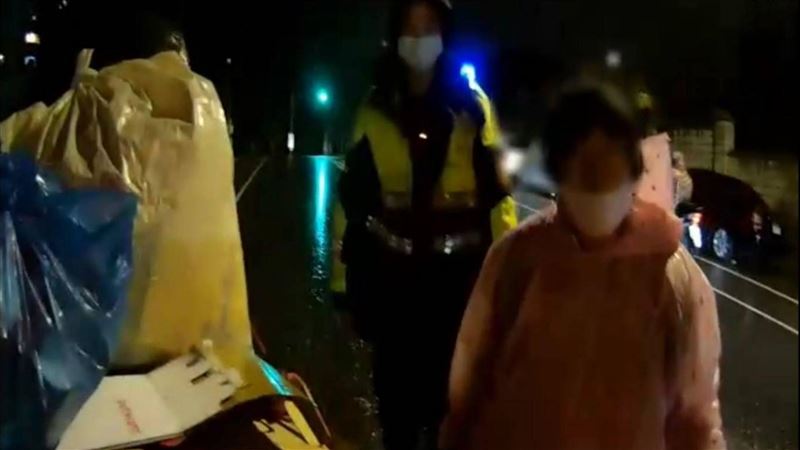 暖警助撿回收　拾荒婦欲「做媒」回報