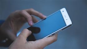 5大電信業者12日下午4時將在全台各縣市進行災防通報中英文訊息測試，民眾若收到該推播訊息，手機將會發出特殊的警告聲響與振動。（示意圖／翻攝自Pixabay圖庫）
