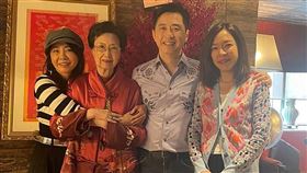 庾澄慶母親張正芬（左二）近日傳出搬回哈林家豪宅住。（圖／翻攝自柴智屏臉書）