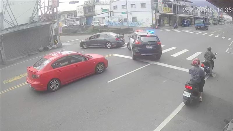 男繞車大迴轉甩警　民眾傻：是車神？