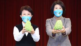 台中市長盧秀燕大力相助，起手式買鳳梨釋迦3萬斤，台東縣長饒慶鈴感謝 (圖／台中市政府提供)