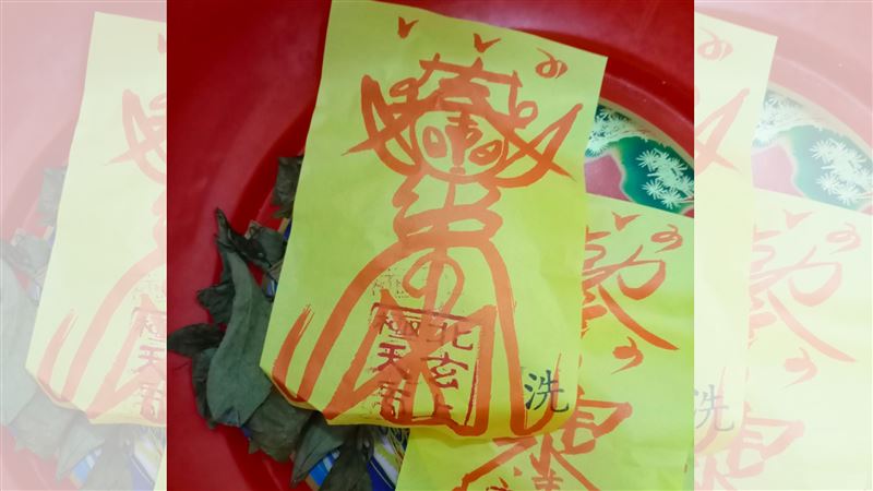 孩收驚喊史迪奇保護我　爸看符紙笑了