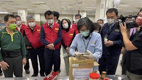 陳吉仲視察台南郵件處理中心台南郵件處理中心近期發現3件來自泰國含有非洲豬瘟病毒的豬肉製品郵包，農委會主委陳吉仲（前左2）12日實地視察，仔細確認郵包檢驗流程。中央社記者張榮祥台南攝  111年1月12日
