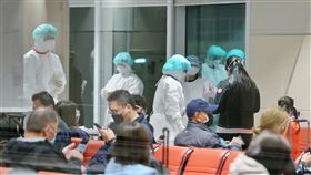 台灣採檢新規定  入境旅客落地PCROmicron變異株在全球迅速擴散，近期境外移入確診數大增，為降低COVID-19（2019冠狀病毒疾病）威脅國內社區防疫安全，搭乘歐美、中東及紐澳等航線長程航班旅客，台灣從11日起進行快速PCR落地採檢新規定。中央社記者吳睿騏桃園機場攝  111年1月12日