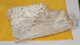 原PO好奇詢問，長高的金針菇是否可食用？（圖／翻攝自Dcard）