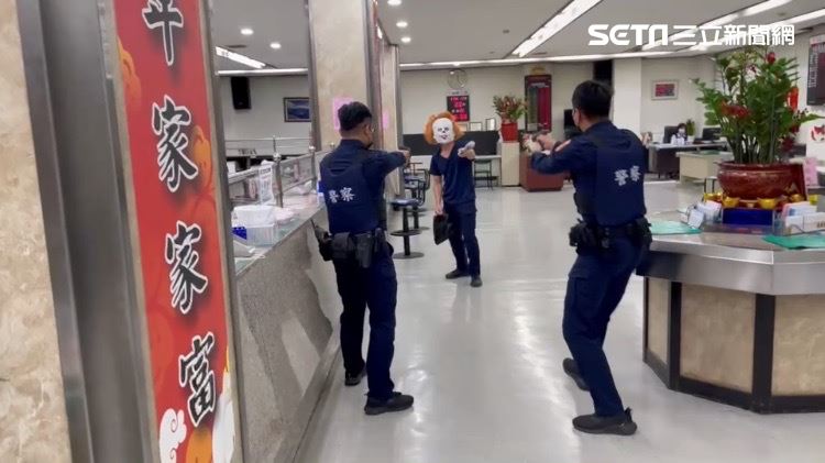 蒙面小丑持槍衝進銀行　目擊民眾嚇瘋