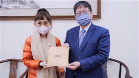 新竹縣長楊文科(右)1月11日宣布核准遠百竹北店變更使用執照，20日確定正式營運，遠百總經理徐雪芳(左)送上邀請卡(圖/新竹縣政府)