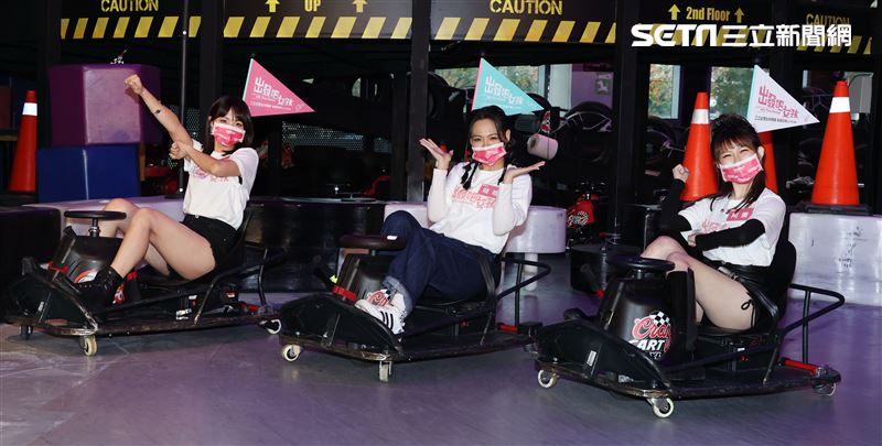 「出發吧女孩」主持人阿樂、吱吱、芳芸、出席首播記者會。（記者邱榮吉/攝影）