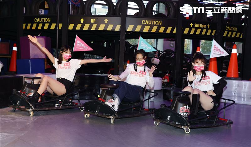 「出發吧女孩」主持人阿樂、吱吱、芳芸、出席首播記者會。（記者邱榮吉/攝影）