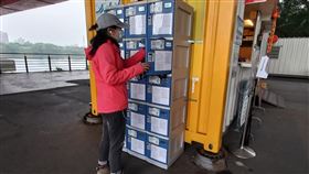 新北河濱園區試辦設置免費置物櫃新北市高灘地工程管理處在華江橋下自行車租借站旁設置免費置物櫃，提供有需求民眾暫時放置隨身物品，增加民眾在河濱園區休憩便利性，但也呼籲現金等貴重物品仍需隨身攜帶。（新北市高灘地工程管理處提供）中央社記者王鴻國傳真  111年1月12日