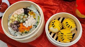  ▲寵物學校不僅可以幫毛小孩打扮，感受新年氛圍，甚至還有「寵物年菜」！（圖／毛樂地Puppy Maolody提供）