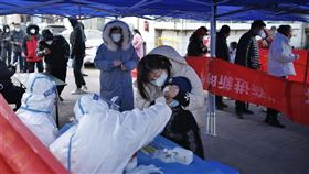 中國天津市近期爆發Omicron本土疫情，12日擴散到遼寧省大連市。圖為天津一處採檢站。（圖／中新社）
