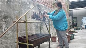 花蓮太魯閣族慢食餐廳 重現傳統煙燻烤肉花蓮縣政府推動慢食文化，輔導在地14家原住民餐廳轉型為慢食餐廳，其中太魯閣族餐廳以煙燻法傳統烤肉入選，展現煙燻保存肉品的原民智慧。中央社記者張祈攝  111年1月12日