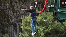 韓國瑜高空彈跳照（圖／翻攝自臉書）