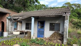 孤苦老翁獨居豬舍　無門窗喝雨水度日