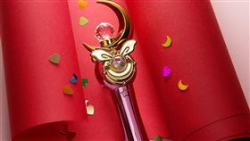 「美少女戰士造型悠遊卡-月光權杖（精裝版）)」，擁有18公分的身長。（圖／悠遊卡公司提供）