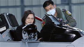 總統蔡英文登上F16-V駕駛艙握拳戰力強。（記者邱榮吉/嘉義拍攝）