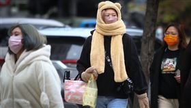 受大陸冷氣團影響  各地天氣偏冷中央氣象局12日更新低溫特報，即日起至14日受強烈大陸冷氣團影響，各地天氣偏冷，上午台中以北等10縣市可能有攝氏10度以下低溫，民眾外出穿戴保暖圍巾禦寒。中央社記者王騰毅攝  111年1月12日