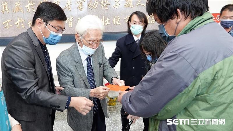 父遺願還台灣人　辜寬敏連9年發紅包