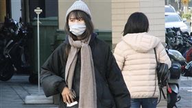 全台各地天氣偏冷中央氣象局12日更新低溫特報，即日起至14日受強烈大陸冷氣團影響，各地天氣偏冷，早晚皆寒冷，提醒民眾早出晚歸應適時添衣保暖。圖為高雄街頭民眾午後穿起厚外套出門。中央社記者董俊志攝  111年1月12日