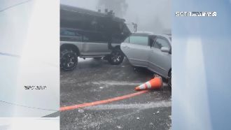 合歡山路面結冰！廂型車煞不住撞轎車