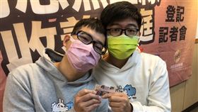 全台第一對同志愛侶收養無血緣子女，兩人於1月13日到台北市信義區戶政事務所登記 記者李依璇攝影