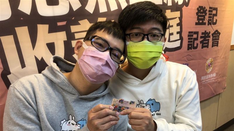 創亞洲首例！首對同志收養家庭登記了