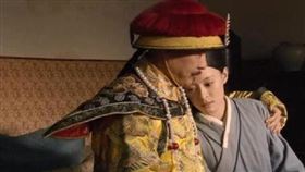 ▲甄嬛在戲中與皇上情纏多年。（圖／翻攝自《後宮甄嬛傳》微博）