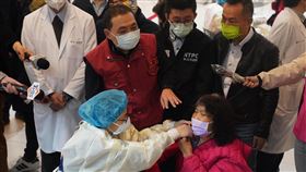 侯友宜視察民眾打疫苗（2）新北市長侯友宜（左，紅背心者）13日前往三重綜合體育館視察COVID-19疫苗接種動線，呼籲市民在疫情變化前踴躍接種。中央社記者徐肇昌攝  111年1月13日