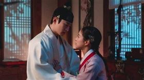 李俊昊（左）、李世榮主演的《衣袖紅鑲邊》有不少令人臉紅心跳的親密戲。（圖／翻攝自MBC官網）