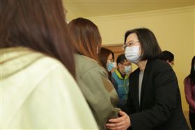 蔡英文、失聯飛官陳奕家屬（圖／總統府提供）