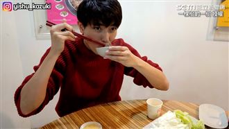 日人初嚐薑母鴨就愛上　吃到流汗脫衣