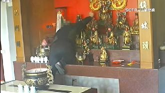 假裝信徒上香　賊爬神壇偷神明金牌