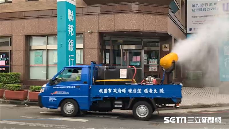 居服員疑因1動作　釀14人銀行群聚