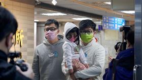 全台第一對同志愛侶收養無血緣子女，兩人於1月13日到台北市信義區戶政事務所登記 彩虹平權提供