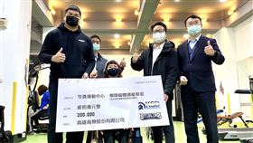 ▲王柏智代表鋼鐵人球團捐贈無障礙體適能設備。（圖／高雄鋼鐵人球團提供）