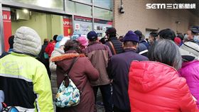 獨家直擊／千人搶打疫苗！中和環球擠爆　民眾直呼：太誇張（圖／記者戴玉翔攝影）