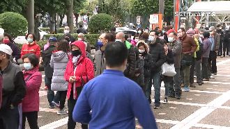 打第3劑疫苗　新北接種站現排隊人龍