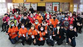 社區劇場演出順利，阿公阿嬤與家人、弘道志工開心合影。（圖／弘道老人福利基金會提供）