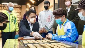 屏縣第2座職探體驗中心啟用屏東縣政府在東港鎮東新國中設立第2所不同職業類群試探體驗中心，13日舉辦揭牌儀式，落實生涯發展從小扎根提早試探。圖為學生帶領縣長潘孟安（前左，西裝者）體驗製作餅乾。（屏東縣政府提供）中央社記者郭芷瑄傳真  111年1月13日