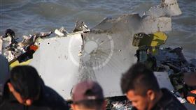 F-16V戰機墜海續搜救  軍方尋獲印國徽殘骸F-16V戰機11日墜海，飛行官陳奕仍失聯。軍方13日持續搜救，陸續打撈後再用膠筏載回大量軍機殘骸，其中一塊印有國徽。中央社記者黃國芳攝  111年1月13日