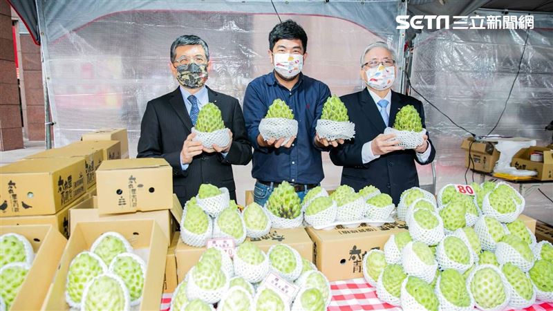 新光人壽挺農友！採購4千斤鳳梨釋迦