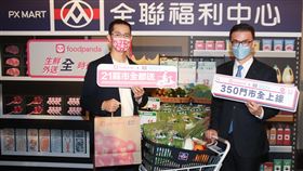 全聯攜手foodpanda搶外送商機（2）全聯福利中心搶進外送商機，13日宣布再攜手知名外送平台foodpanda，foodpanda總經理方俊強（左）預估上架全聯商品後，將有望創造全年下單業績達新台幣15億元。右為全聯總經理蔡篤昌（右）。中央社記者張新偉攝  111年1月13日